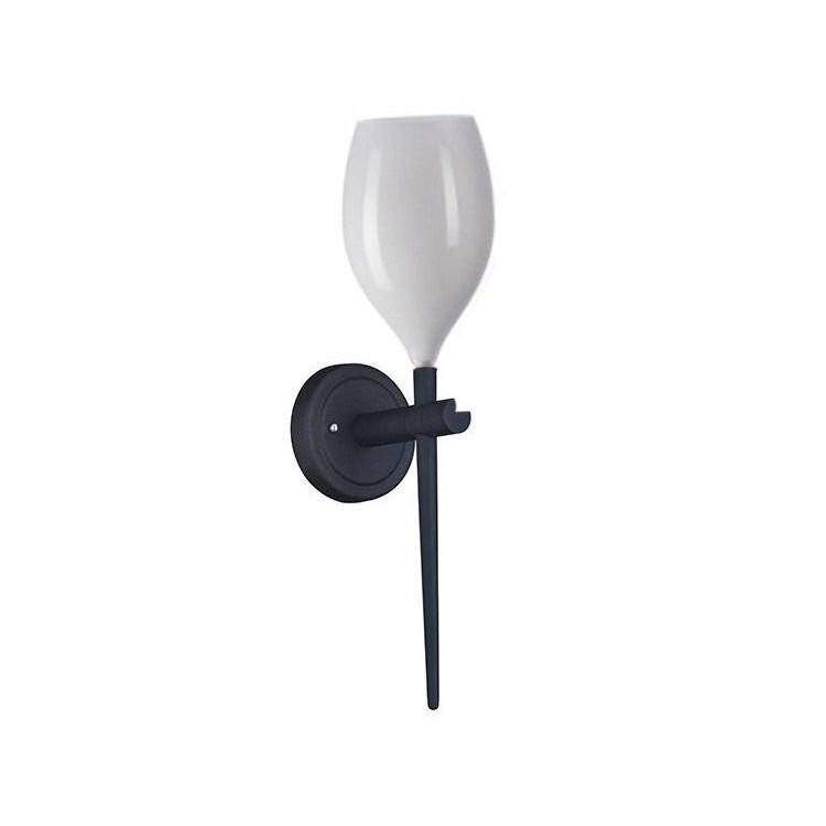 Na obrazie widoczny jest kinkiet z białym kloszem w kształcie kielicha, zamocowany na czarnym uchwycie ściennym. Lampa ma elegancki i nowoczesny design.