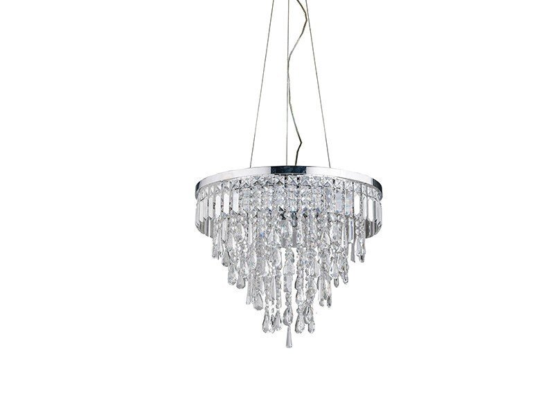 Lampa wisząca z okrągłym, metalowym stelażem i licznymi, zwisającymi kryształkami tworzącymi efektowną kaskadę. Lampa jest zawieszona na cienkich przewodach.
