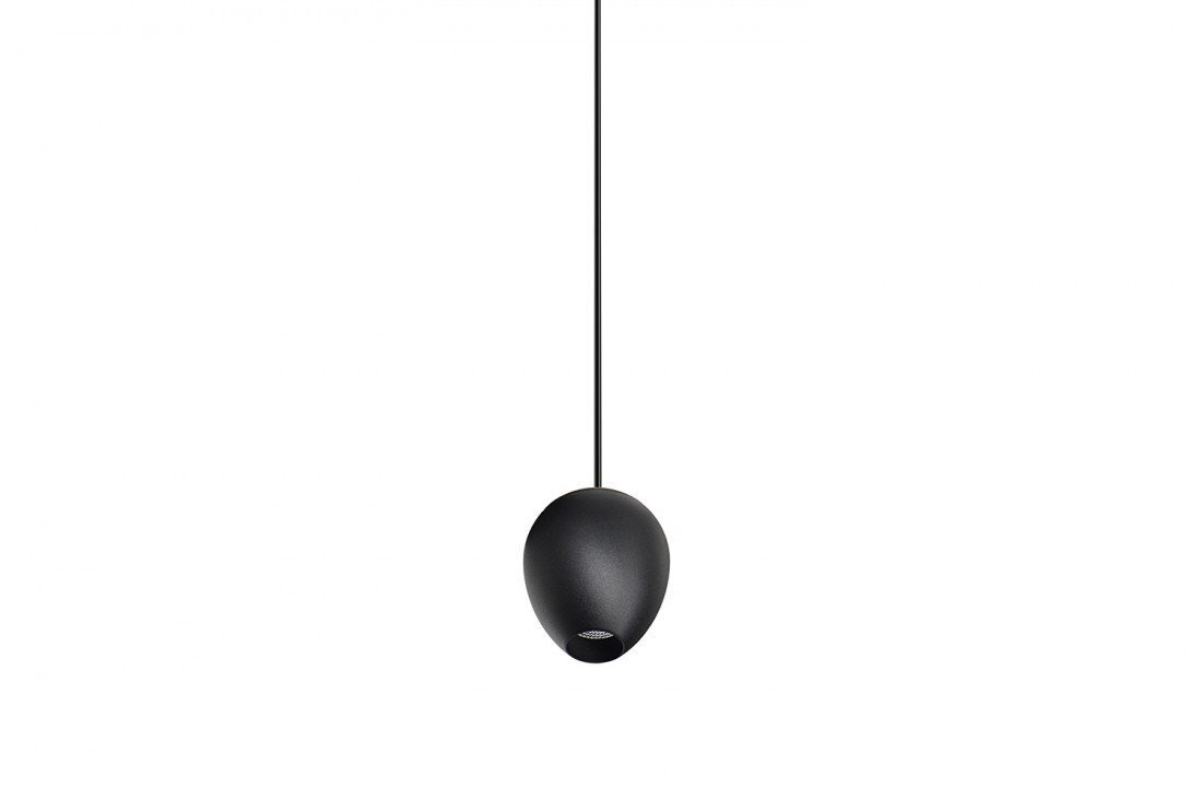 Czarna, wisząca lampa sufitowa o gładkiej, owalnej formie z długim przewodem. Na dolnej części lampy widoczne jest logo producenta.