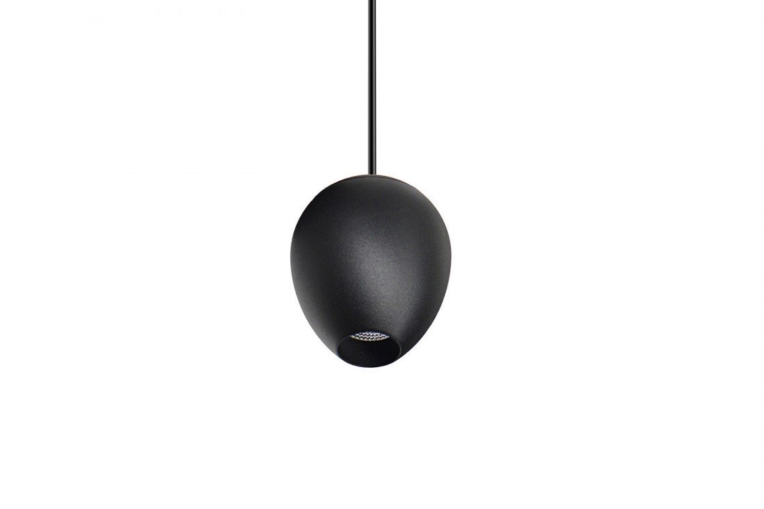 Czarna, wisząca lampa o owalnym kształcie z matowym wykończeniem. Lampa jest zawieszona na cienkim przewodzie.