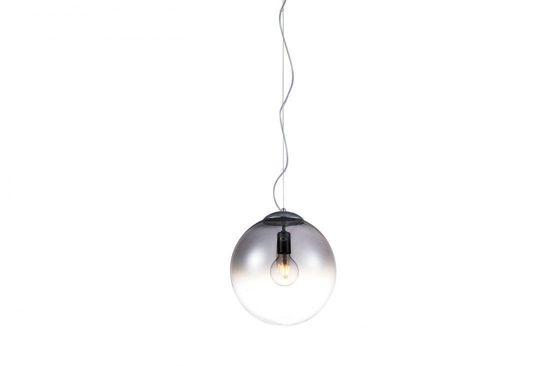 Na obrazie widoczna jest wisząca lampa o kulistym kształcie z przezroczystym kloszem, wewnątrz której znajduje się żarówka. Lampa jest zawieszona na cienkim przewodzie.