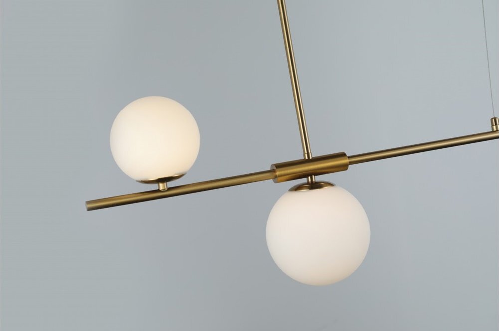 Lampa wisząca z dwoma kulistymi kloszami w kolorze białym, zamontowana na metalowej konstrukcji w kolorze złotym. Konstrukcja składa się z poziomego i pionowego pręta, na których umieszczone są klosze.