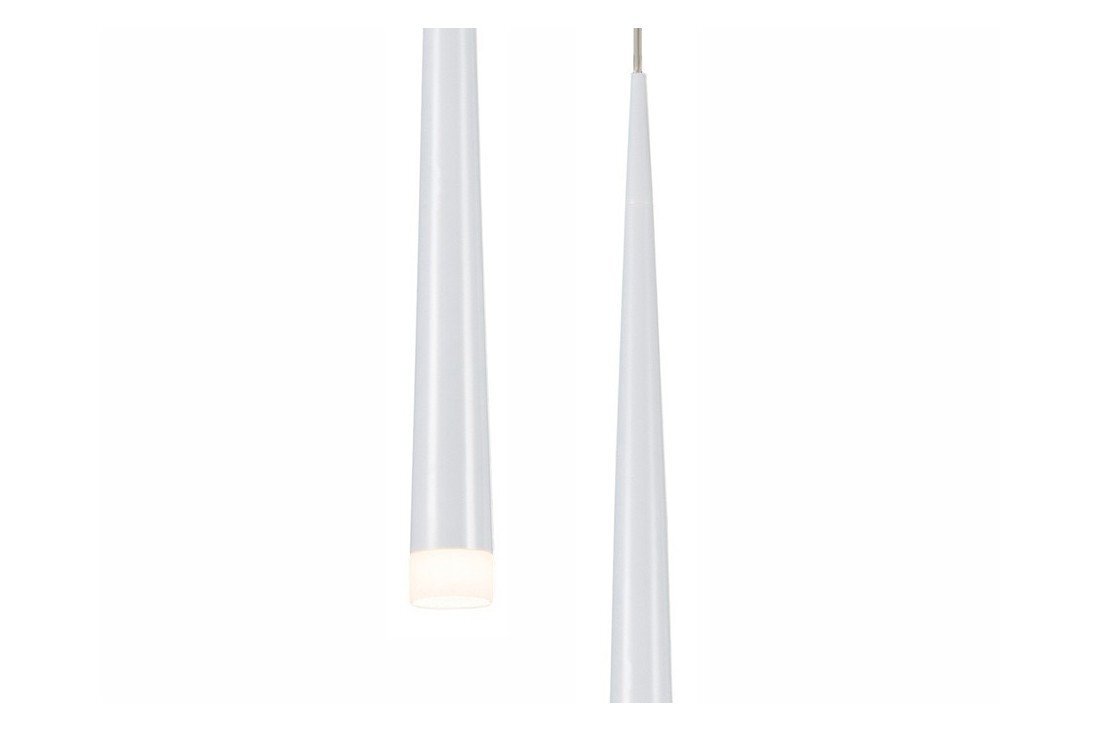 Obraz przedstawia dwie białe, stożkowe lampy wiszące z delikatnym źródłem światła na końcu. Lampy mają nowoczesny design i są przeznaczone do montażu sufitowego.