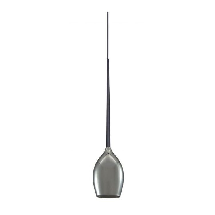 Lampa wisząca z ciemnym, ażurowym kloszem zawieszona na długim przewodzie, przymocowana do metalowej podsufitki na białym tle.