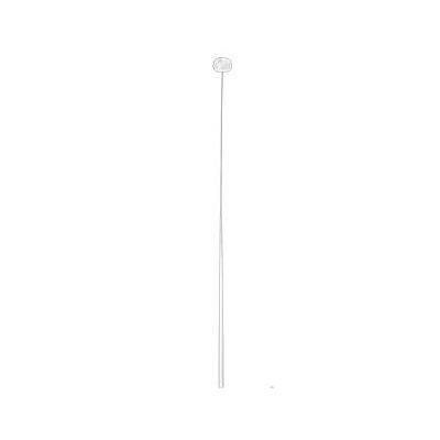 Biała, wisząca lampa sufitowa o cylindrycznym kształcie, zawieszona na cienkim przewodzie. Posiada prosty, nowoczesny design.