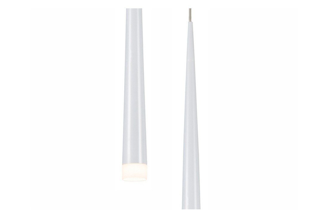 Obraz przedstawia dwie białe, stożkowe lampy wiszące z delikatnym źródłem światła na końcu. Lampy mają nowoczesny design i są przeznaczone do montażu sufitowego.