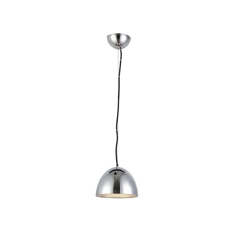 Lampa wisząca o chromowanym wykończeniu z półkulistym kloszem i czarnym przewodem. Klosz jest skierowany w dół, a całość ma nowoczesny design.