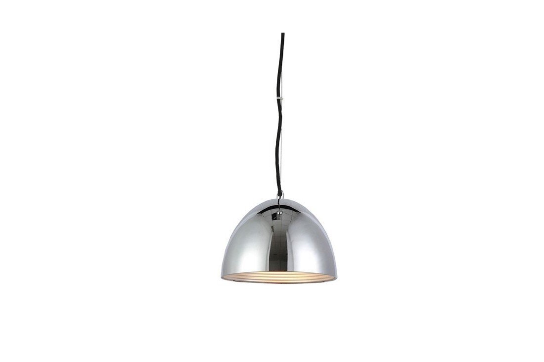 Na obrazie widoczna jest lampa wisząca o metalicznym, połyskującym kloszu w kształcie półkuli, zawieszona na czarnym przewodzie.