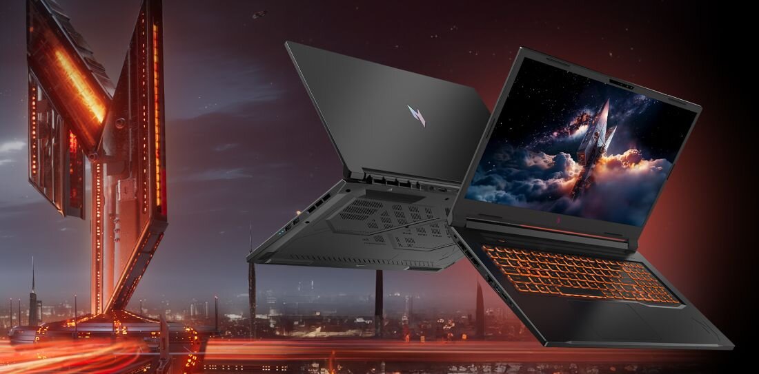 Dwa laptopy z podświetlaną klawiaturą i ekranem wyświetlającym kosmiczną grafikę unoszą się na tle futurystycznego miasta z czerwonymi światłami. W tle widoczna jest duża, nowoczesna struktura architektoniczna.