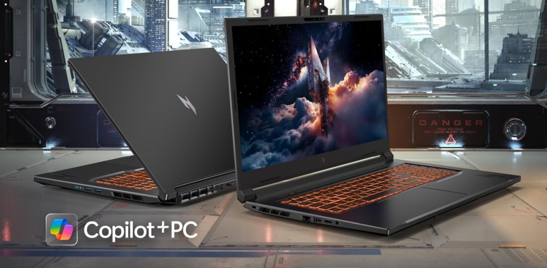 Dwa laptopy z pomarańczowym podświetleniem klawiatury, jeden otwarty z widocznym ekranem przedstawiającym kosmiczny krajobraz. Na obrazie widoczny jest tekst \'Copilot+PC\'.
