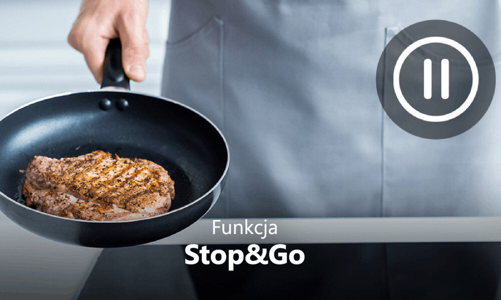 Osoba trzyma patelnię z kawałkiem mięsa nad płytą indukcyjną. Na obrazie widoczny jest tekst: \'Funkcja Stop&Go\'.
