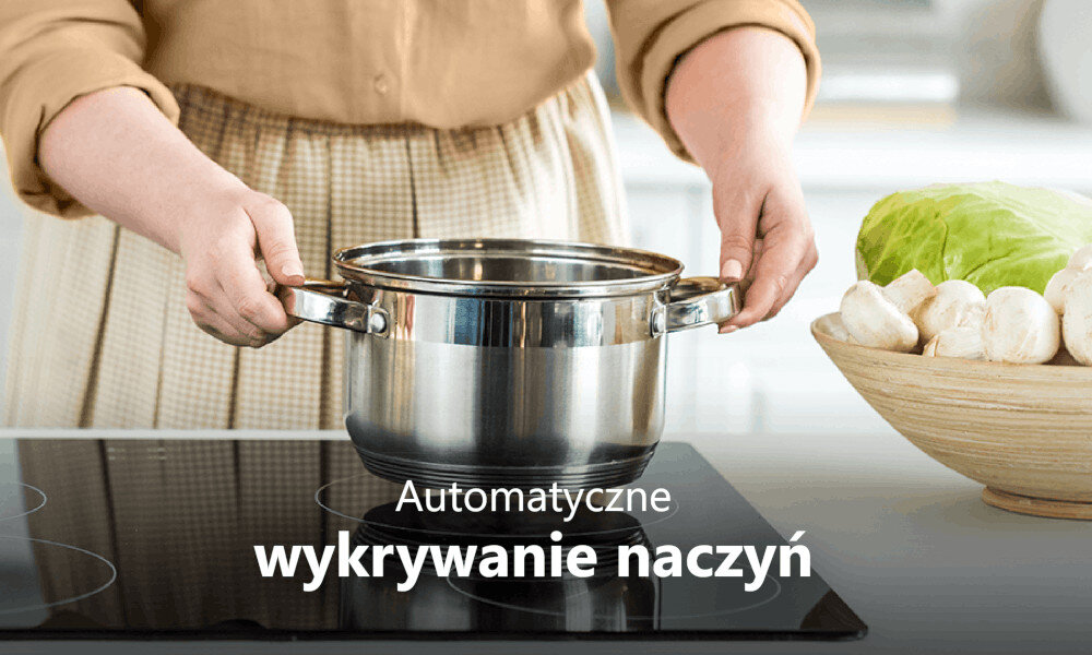Osoba trzyma garnek nad płytą indukcyjną, obok znajduje się miska z kapustą i pieczarkami. Na obrazie widoczny jest tekst: \'Automatyczne wykrywanie naczyń\'.