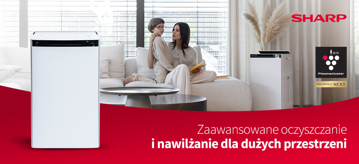 Na obrazie widoczny jest biały oczyszczacz powietrza na tle salonu z dwiema osobami siedzącymi na kanapie. Na czerwonym tle znajduje się tekst: \'Zaawansowane oczyszczanie i nawilżanie dla dużych przestrzeni\', a w prawym górnym rogu logo SHARP.