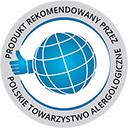 Logo przedstawia niebieską kulę ziemską z białymi liniami oraz niebieską ikonę kciuka uniesionego w górę. Wokół znajduje się napis: \'PRODUKT REKOMENDOWANY PRZEZ POLSKIE TOWARZYSTWO ALERGOLOGICZNE\'.