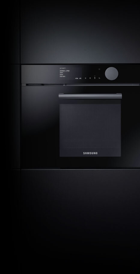Czarny piekarnik z panelem sterowania, na którym widoczne są przyciski i pokrętło. Na drzwiach piekarnika znajduje się logo \'SAMSUNG\'.