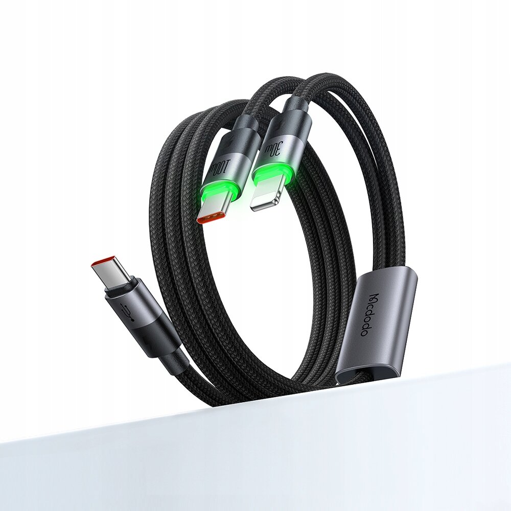 Na obrazie widoczny jest czarny kabel USB-C z dwoma końcówkami, z których jedna ma zielone podświetlenie. Na obudowie kabla widnieje napis \'Mcdodo\'.