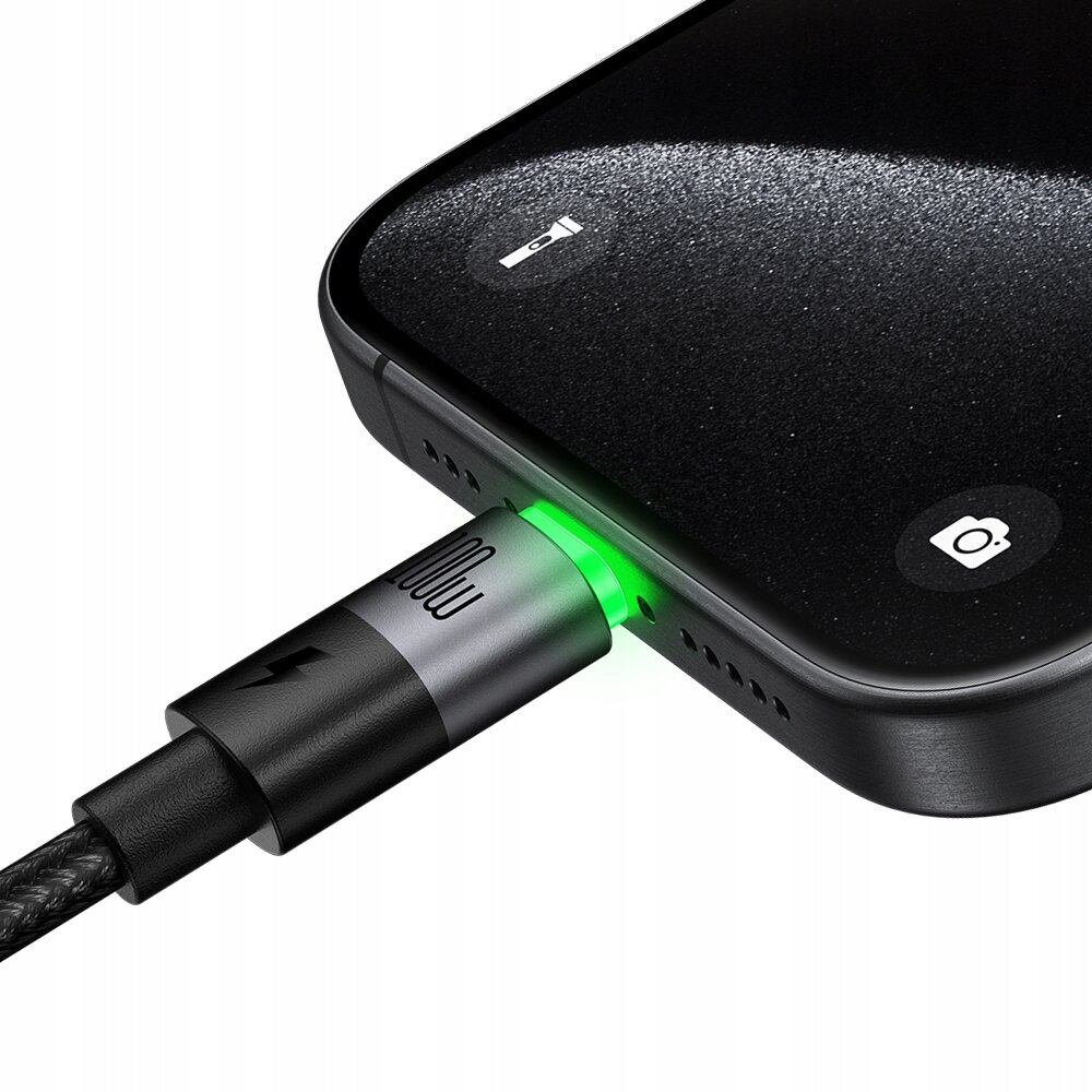 Czarny kabel USB-C podłączony do urządzenia z zielonym podświetleniem przy złączu. Na kablu widoczny jest symbol błyskawicy i napis \'100W\'.