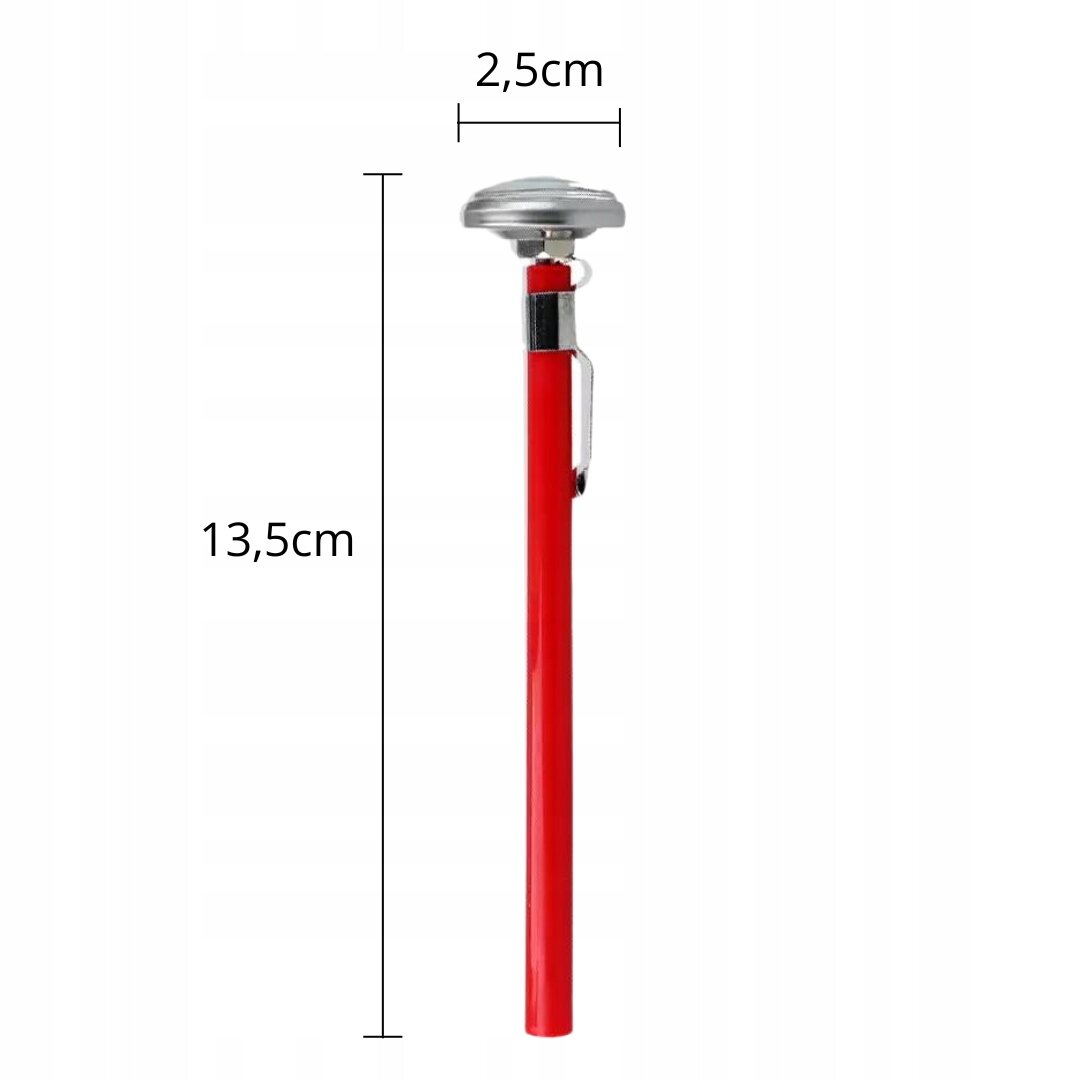 Na obrazie widoczny jest czerwony termometr analogowy z metalową głowicą, o wymiarach 13,5 cm długości i 2,5 cm średnicy głowicy.