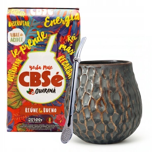 Na obrazie znajduje się kolorowe opakowanie yerba mate CBSe Guarana z napisem \'Reúne lo Bueno\' oraz ceramiczne naczynie o nieregularnej fakturze i metalowa bombilla. Opakowanie zawiera dodatkowe napisy: \'Disfrutar\', \'Libre de Acidez\', \'Energía\', \'Te Prende\', \'Rei mas\', \'Recarga\', \'Peso Neto 500g\'.