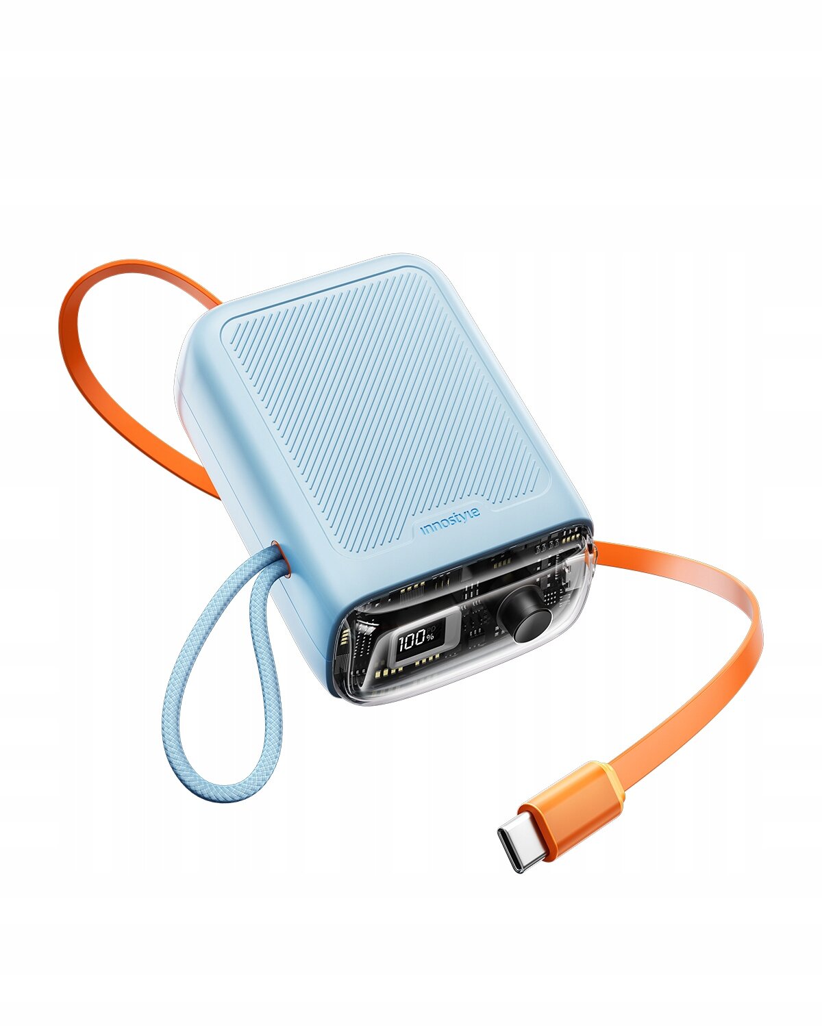 Niebieski powerbank z pomarańczowym kablem USB-C i wyświetlaczem pokazującym \'100%\'. Na obudowie widoczne jest logo \'innostyle\'.