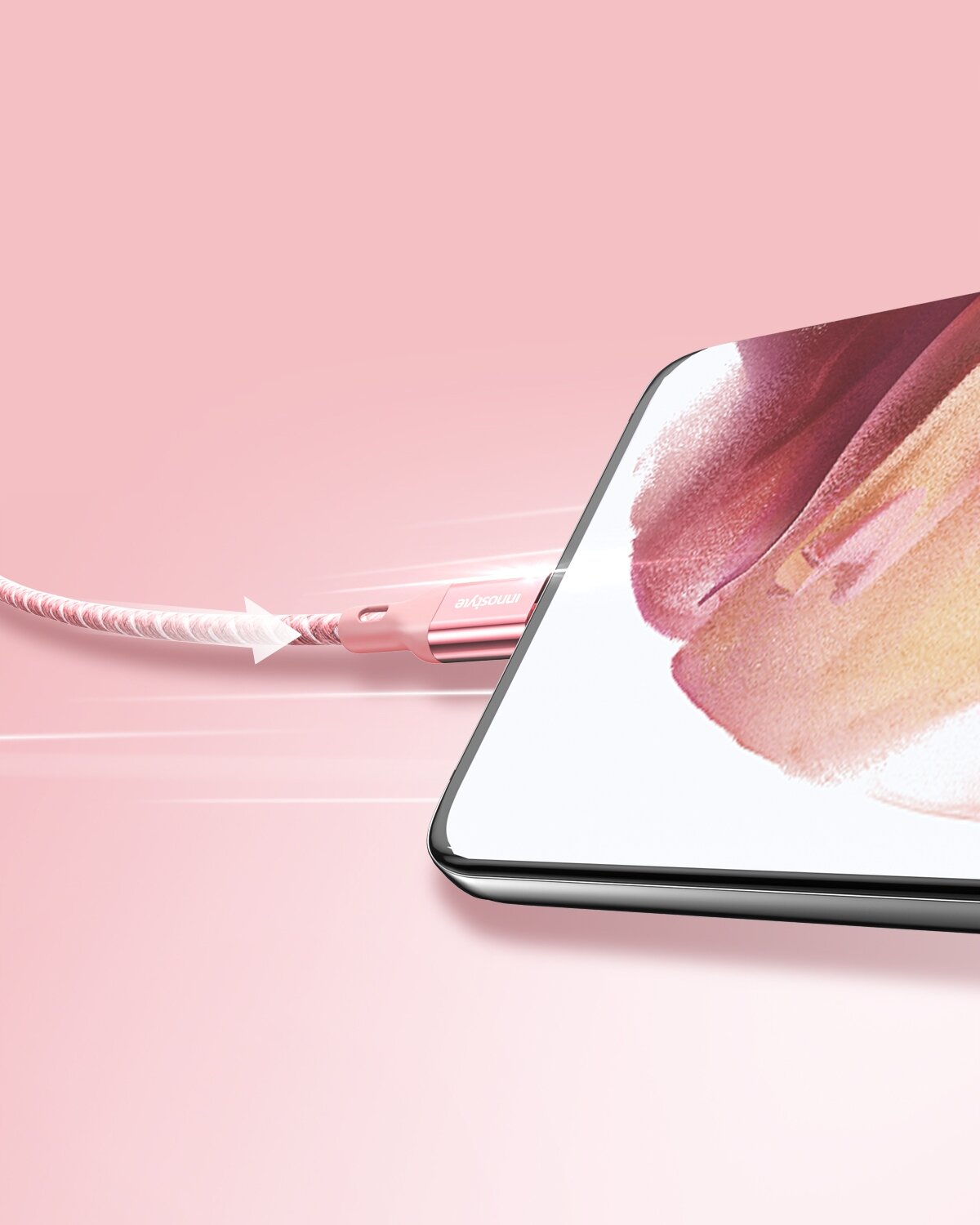 Różowy kabel USB-C podłączony do urządzenia z wyświetlaczem, na którym widoczny jest abstrakcyjny wzór. Na kablu znajduje się napis \'Innostyle\'.