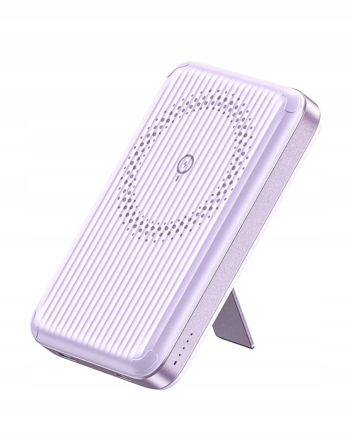 Fioletowy powerbank z pionowymi żłobieniami na powierzchni i okrągłym wzorem z symbolem ładowania. Urządzenie posiada wbudowany stojak i kilka małych diod na boku.