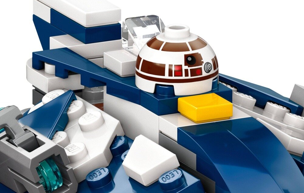 Zbliżenie na model LEGO przedstawiający mikromyśliwiec z serii Star Wars, z widocznym elementem przypominającym kopułę droida oraz niebiesko-białymi elementami konstrukcji.
