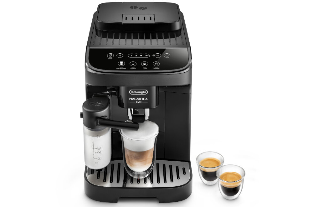 Czarny ekspres do kawy z logo \'De\'Longhi Magnifica Evo\' na przednim panelu, z filiżanką kawy pod dyszą i dwoma filiżankami espresso obok. Na górze panel sterowania z przyciskami dotykowymi.