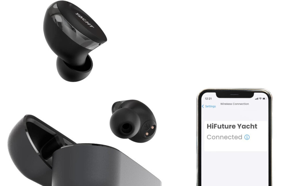 Na obrazie widoczne są czarne słuchawki dokanałowe oraz etui ładujące. Obok znajduje się smartfon z ekranem pokazującym tekst: \'HiFuture Yacht Connected\'.