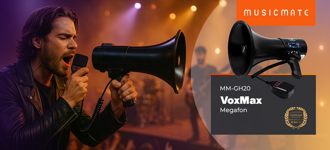 Osoba trzyma megafon na scenie, w tle widoczny jest tłum i oświetlenie koncertowe. Po prawej stronie znajduje się grafika z napisem \'MUSICMATE MM-GH20 VoxMax Megafon\' oraz obrazem megafonu i odznaką \'Consumer Award 2023\'.
