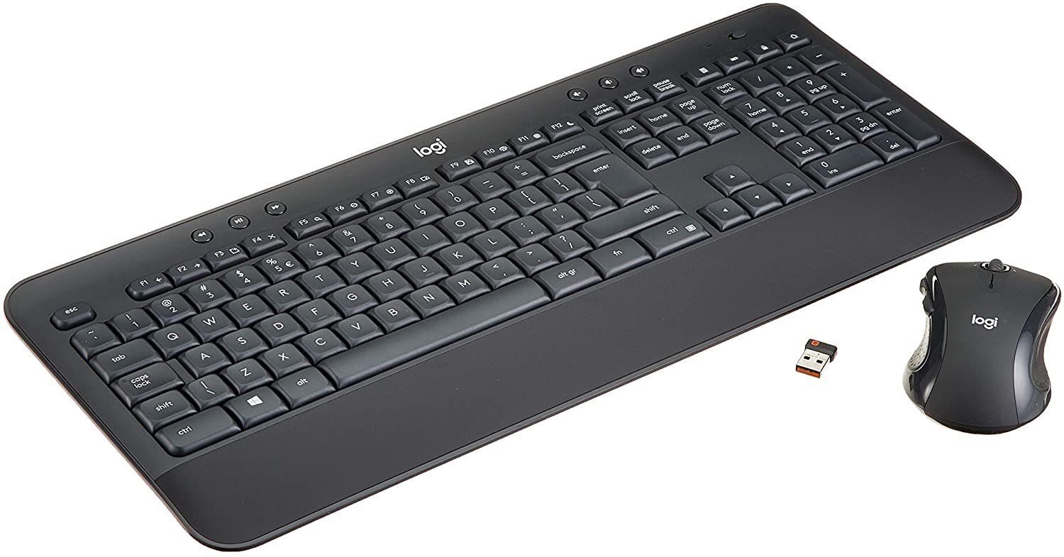 Na obrazie widoczna jest czarna klawiatura i myszka z logo \'logi\', a obok nich znajduje się mały odbiornik USB.