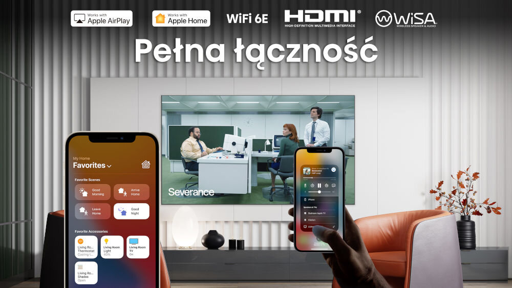 Na obrazie widoczny jest telewizor wyświetlający scenę z biura, a przed nim znajdują się dwa smartfony z aplikacjami do zarządzania domem. Na górze obrazu znajdują się logotypy: Works with Apple AirPlay, Works with Apple Home, WiFi 6E, HDMI, WiSA oraz napis \'Pełna łączność\'.