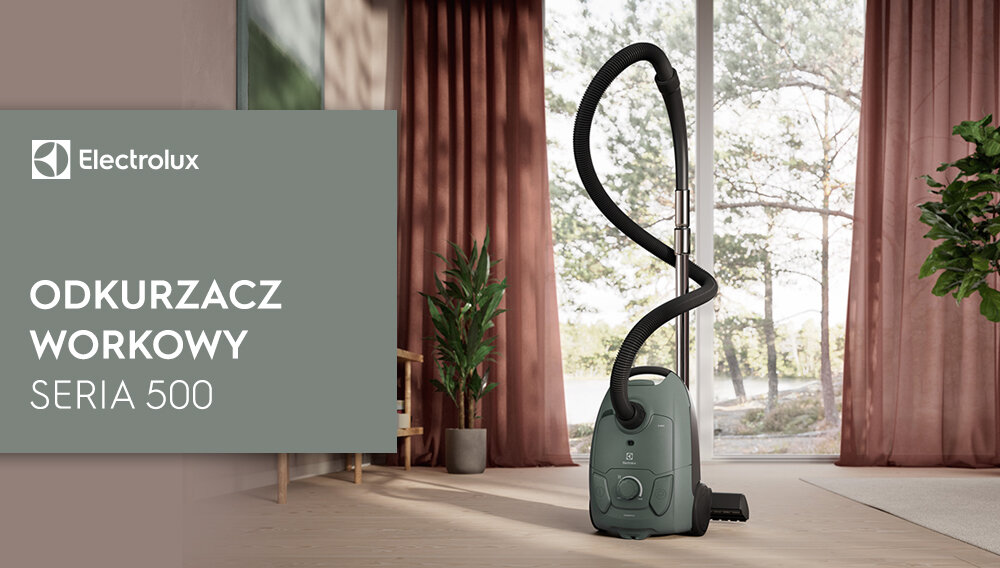 Na obrazie znajduje się odkurzacz workowy z serii 500 marki Electrolux, ustawiony w jasnym pomieszczeniu z dużymi oknami i zasłonami. Obok widoczny jest napis: \'Electrolux ODKURZACZ WORKOWY SERIA 500\'.
