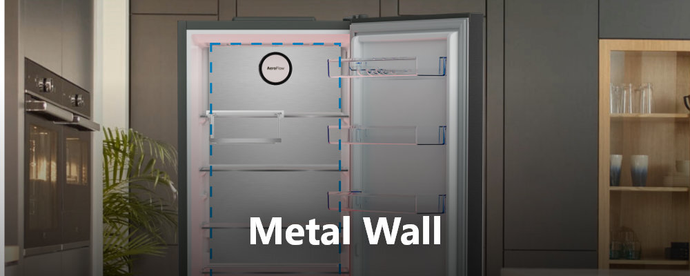 Otwarta lodówka z widocznymi półkami i napisem \'AeroFlow\' na tylnej ścianie. Na dole obrazu znajduje się tekst \'Metal Wall\'.