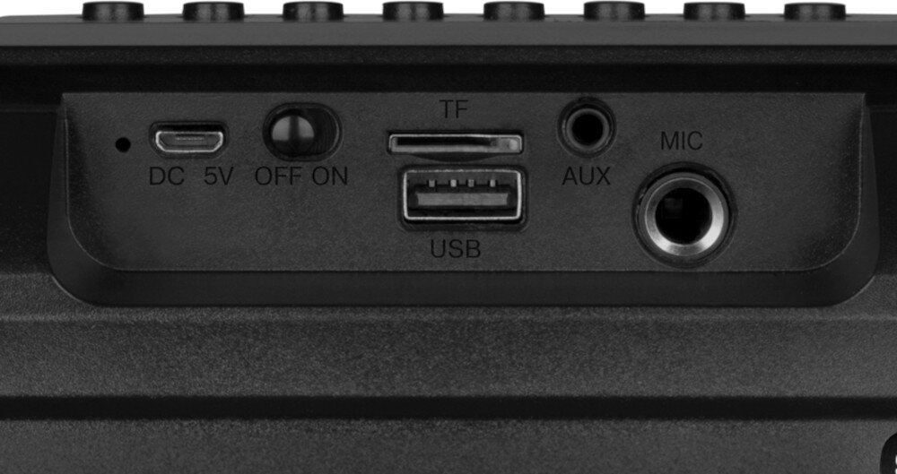 Zbliżenie na panel złącz urządzenia z portami: DC 5V, TF, USB, AUX i MIC oraz przełącznikiem OFF/ON.