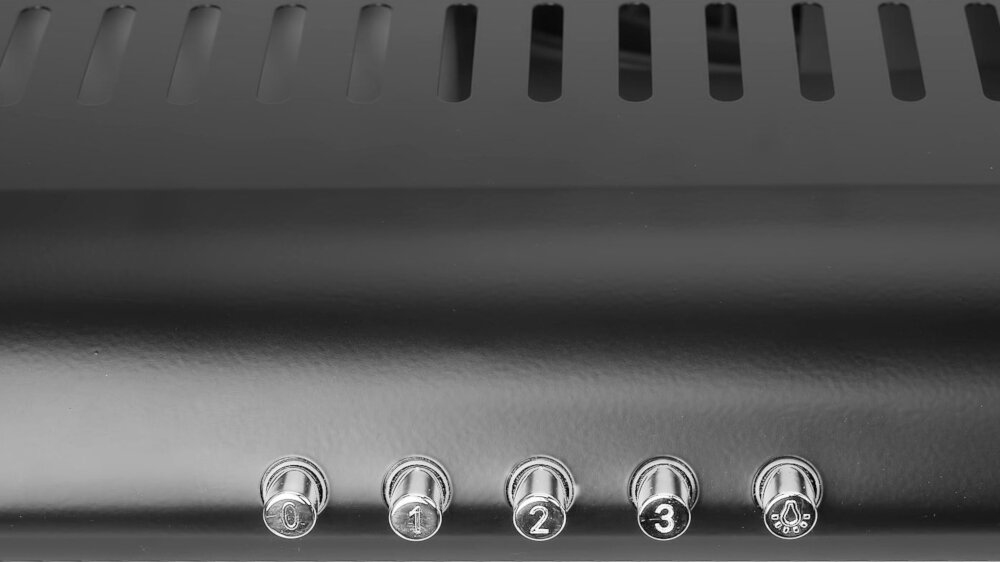 Czarny panel okapu z pięcioma okrągłymi przyciskami oznaczonymi cyframi 0, 1, 2, 3 oraz symbolem wentylatora. W górnej części widoczne są otwory wentylacyjne.