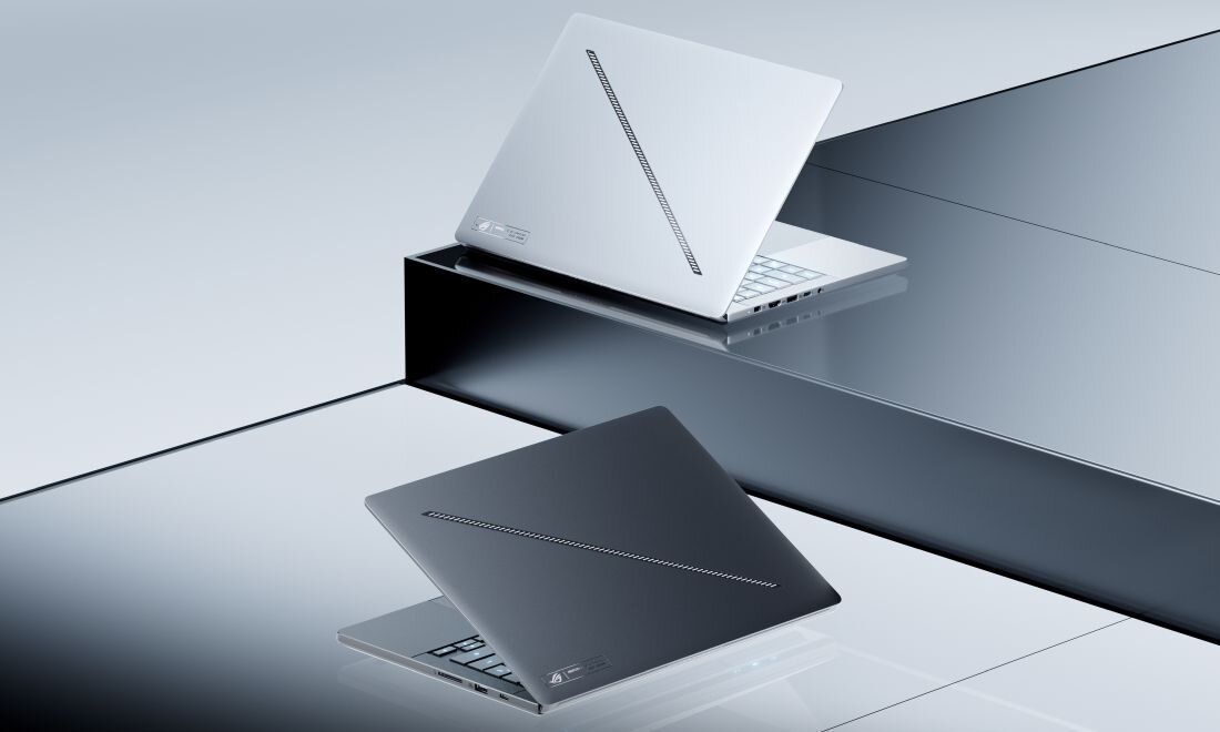 Laptop ASUS ROG Zephyrus prezentuje dwie wersje kolorystyczne smukłej obudowy na minimalistycznym tle podczas mobilnego gamingu