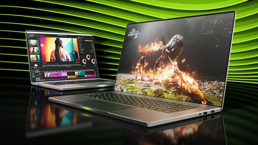 Na obrazie widoczne są dwa laptopy z wyświetlonymi różnymi ekranami; jeden pokazuje edytor wideo, a drugi scenę z gry z napisem \'Wukong\'. Tło jest zielone z falistymi wzorami.