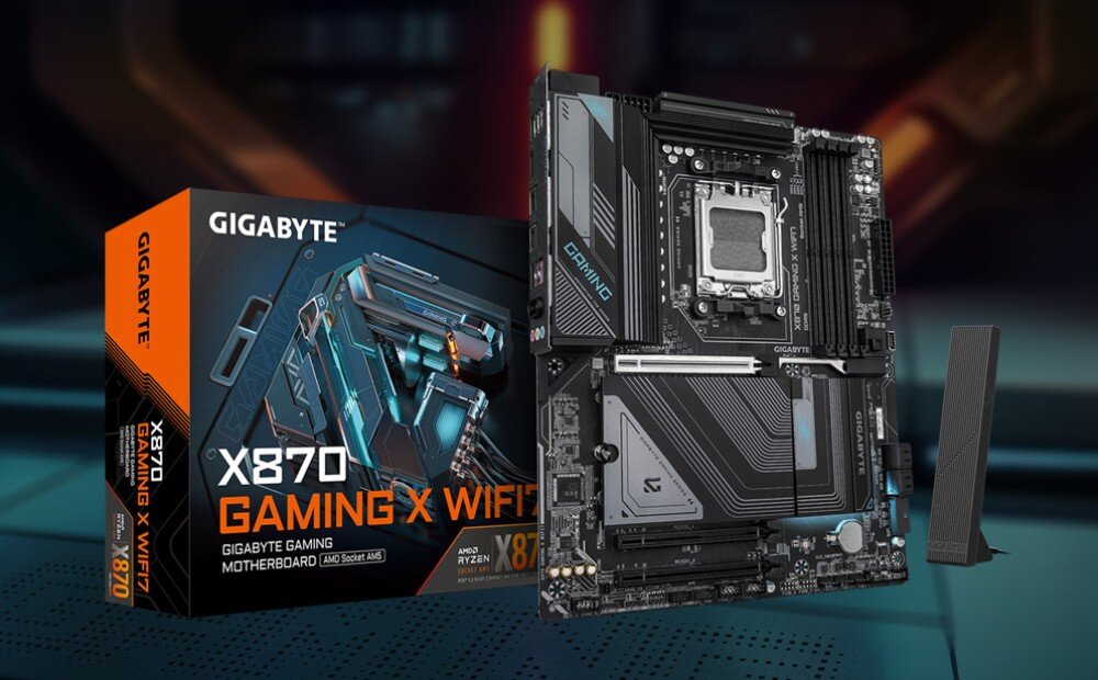 Obraz przedstawia płytę główną z oznaczeniem \'GIGABYTE X870 GAMING X WIFI\' oraz jej opakowanie z widocznym logo \'GIGABYTE\'.