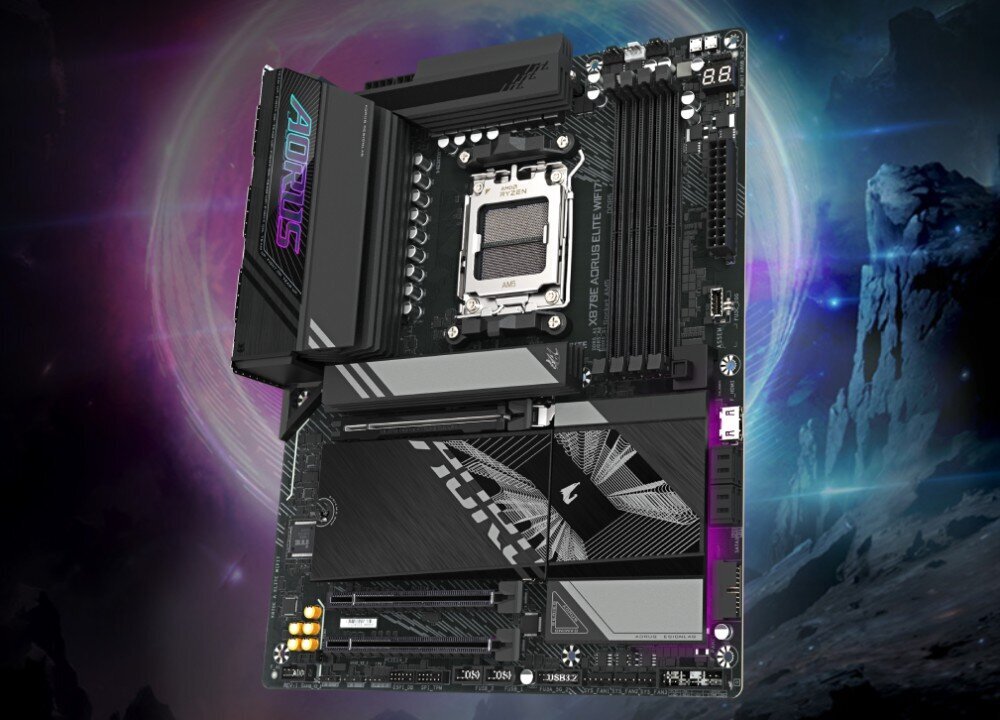 Na obrazie widoczna jest płyta główna z napisem \'AORUS\' oraz \'X870E AORUS ELITE WIFI7\'. W tle znajduje się kosmiczny krajobraz z planetą i gwiazdami.