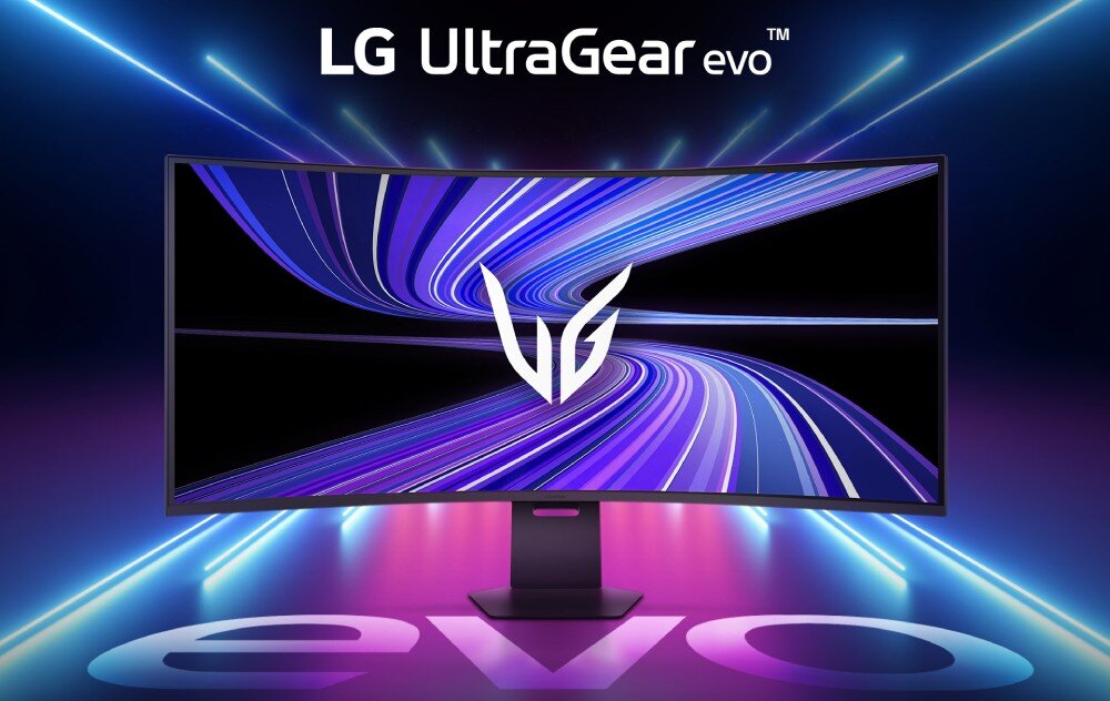 Monitor z zakrzywionym ekranem wyświetla dynamiczną grafikę w odcieniach fioletu i niebieskiego. Na górze widoczny jest napis \'LG UltraGear evo\'.