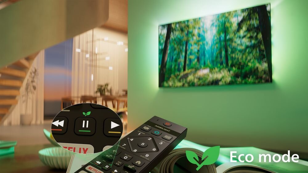 W salonie znajduje się telewizor wyświetlający obraz lasu, z zielonym podświetleniem ściany. Na pierwszym planie widoczny jest pilot z przyciskiem oznaczonym symbolem liścia, a w rogu ekranu napis \'Eco mode\'.