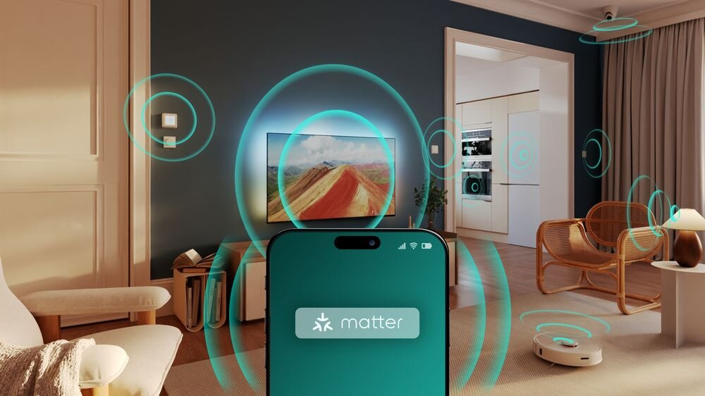 W salonie znajduje się telewizor wyświetlający krajobraz z górami, a na pierwszym planie widoczny jest smartfon z logo \'matter\'.