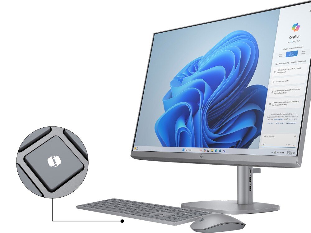 Komputer All in One HP OmniStudio X 32-C0005NW Monitor komputerowy z włączonym systemem operacyjnym, a obok klawiatura i mysz z powiększeniem na dedykowany klawisz funkcyjny