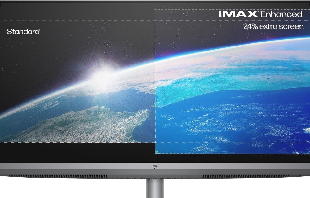 Komputer All in One HP OmniStudio X 32-C0005NW Zbliżenie na ekran monitora przedstawiający widok Ziemi z kosmosu z podziałem na tryb standardowy oraz IMAX Enhanced