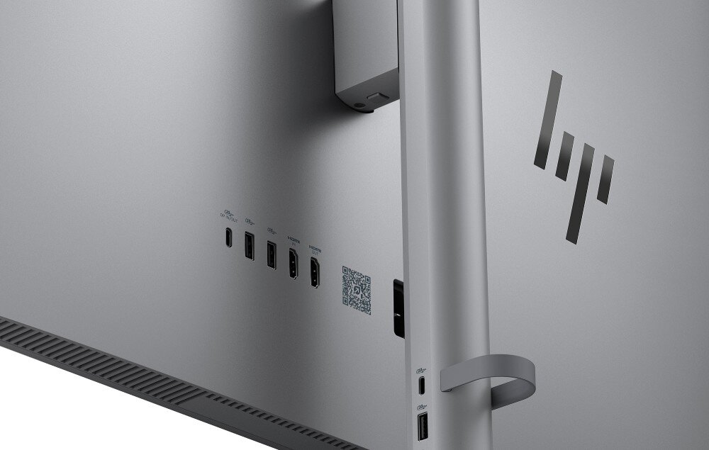 Komputer All in One HP OmniStudio X 32-C0005NW Zbliżenie na tylny panel obudowy monitora ze stojakiem oraz dostępnymi portami, takimi jak USB-C, USB-A oraz HDMI