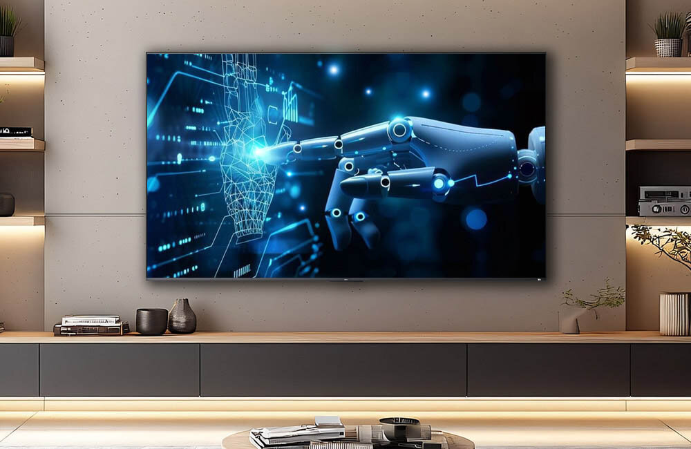 Na ścianie wisi duży telewizor, na którym wyświetlany jest obraz przedstawiający robotyczną rękę dotykającą holograficznego interfejsu. W tle widać nowoczesne półki z dekoracjami i sprzętem elektronicznym.