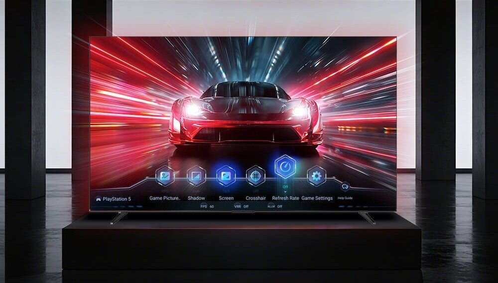 HAIER H55S85GUX Game Mode VRR ALLM telewizor dla graczy niski input lag, telewizor stojący na komodzie w pomieszczeniu
