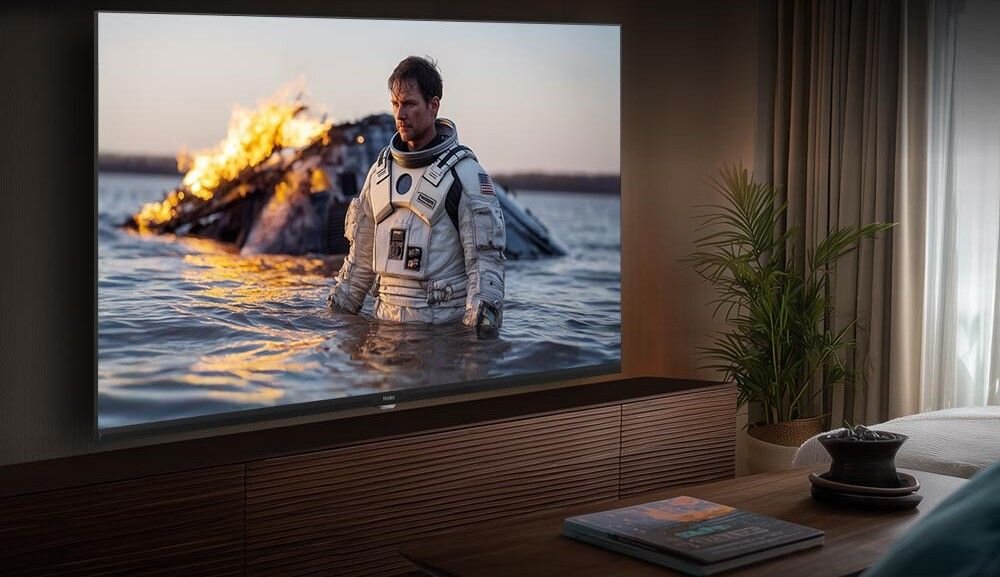 HAIER H75S80GUX telewizor HDR10 Plus 4K wysoka ostrość i kontrast, telewizor wiszący na ścianie w pomieszczeniu