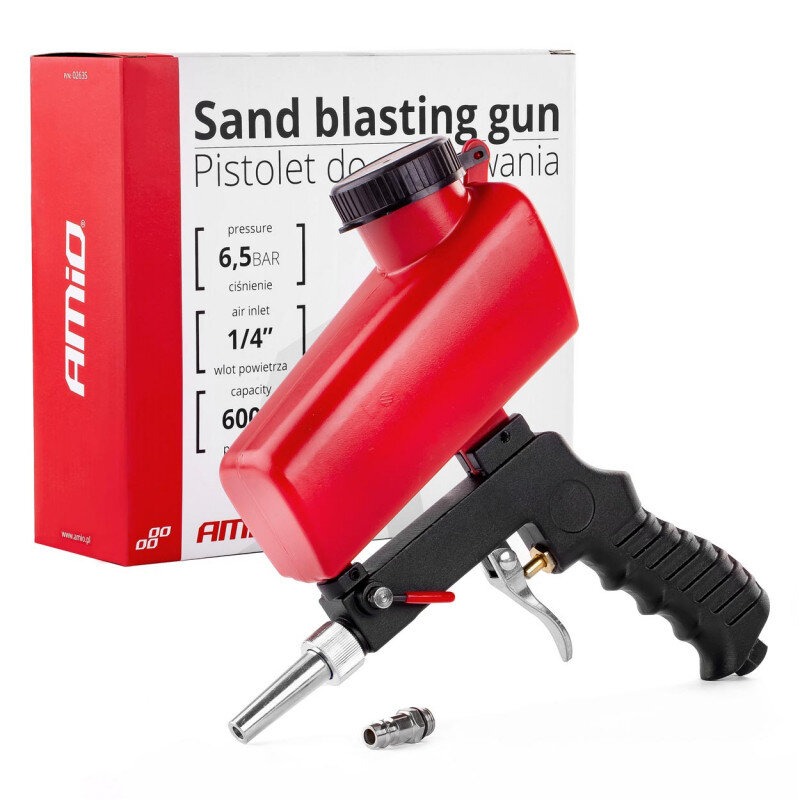 Na obrazie znajduje się pistolet do piaskowania z czerwonym zbiornikiem i czarnym uchwytem, obok którego leży metalowa dysza. W tle widoczny jest biały karton z napisem \'Sand blasting gun Pistolet do piaskowania\' oraz logo \'AMiO\'.